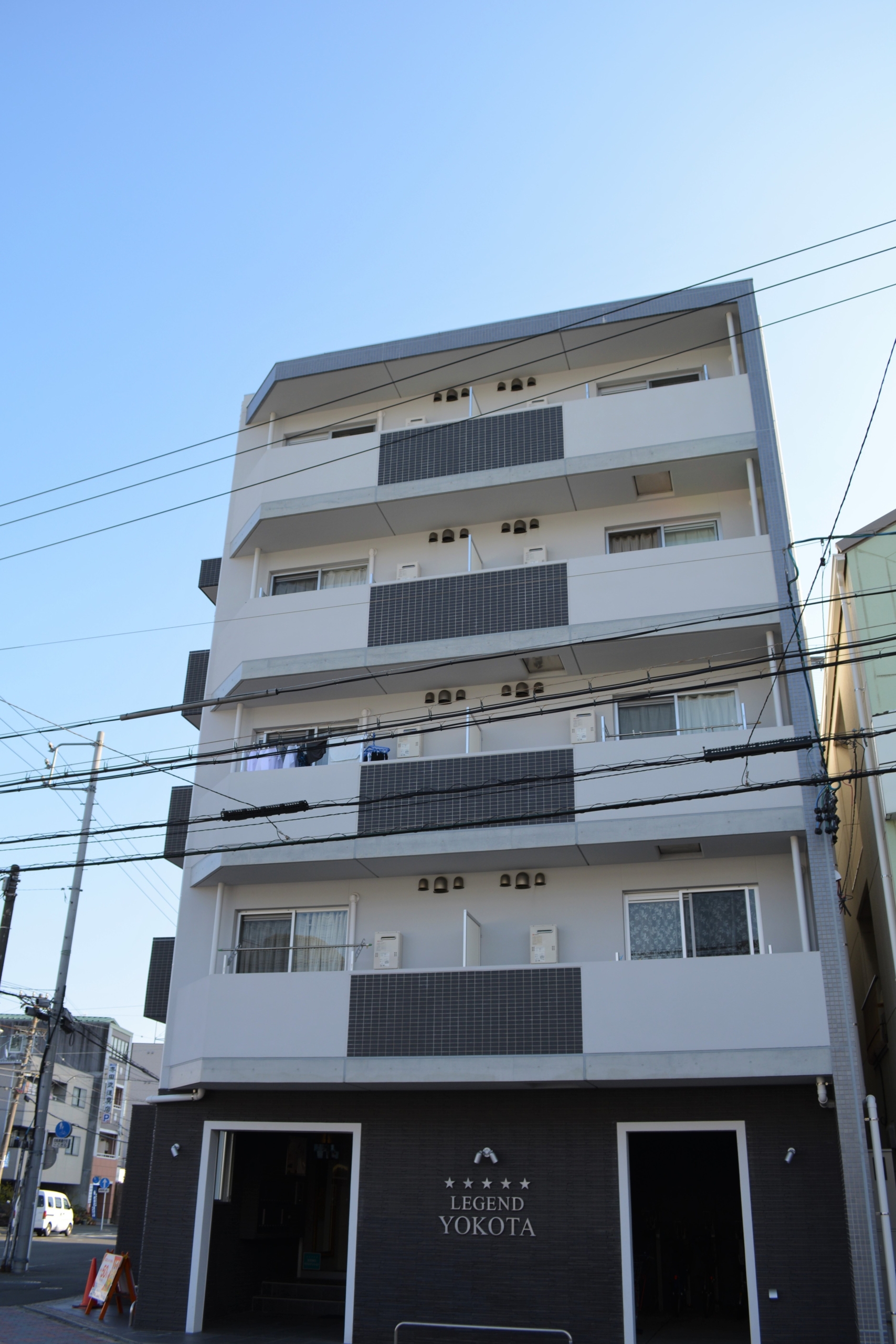 高級感ある外観とお洒落で魅力的なお部屋♪管理された駐輪場と専用ロッカーもある、防犯モデルマンションです!