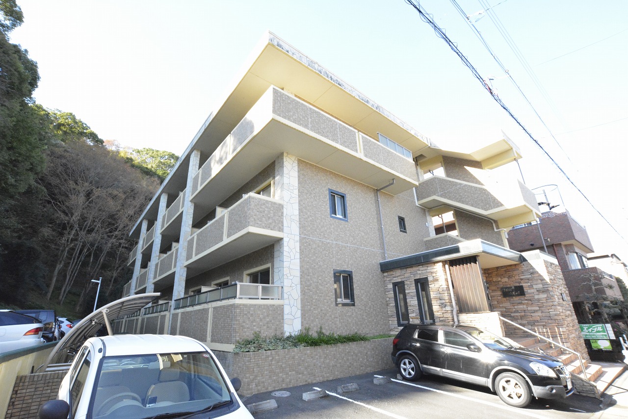 温水洗浄便座設置★ 高級感ある外観とお洒落なお部屋♪書斎として使える半地下スペース、ベッドとして使えるロフト、WIC、広い床下収納があるので、部屋面積以上の広々空間!窓からは緑豊かな自然観賞☆角部屋で