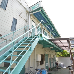 閑静な住宅街、お買い物にも困らない立地、トイレお風呂別の角部屋♪エアコンも付いてます、是非一度ご見学ください♪