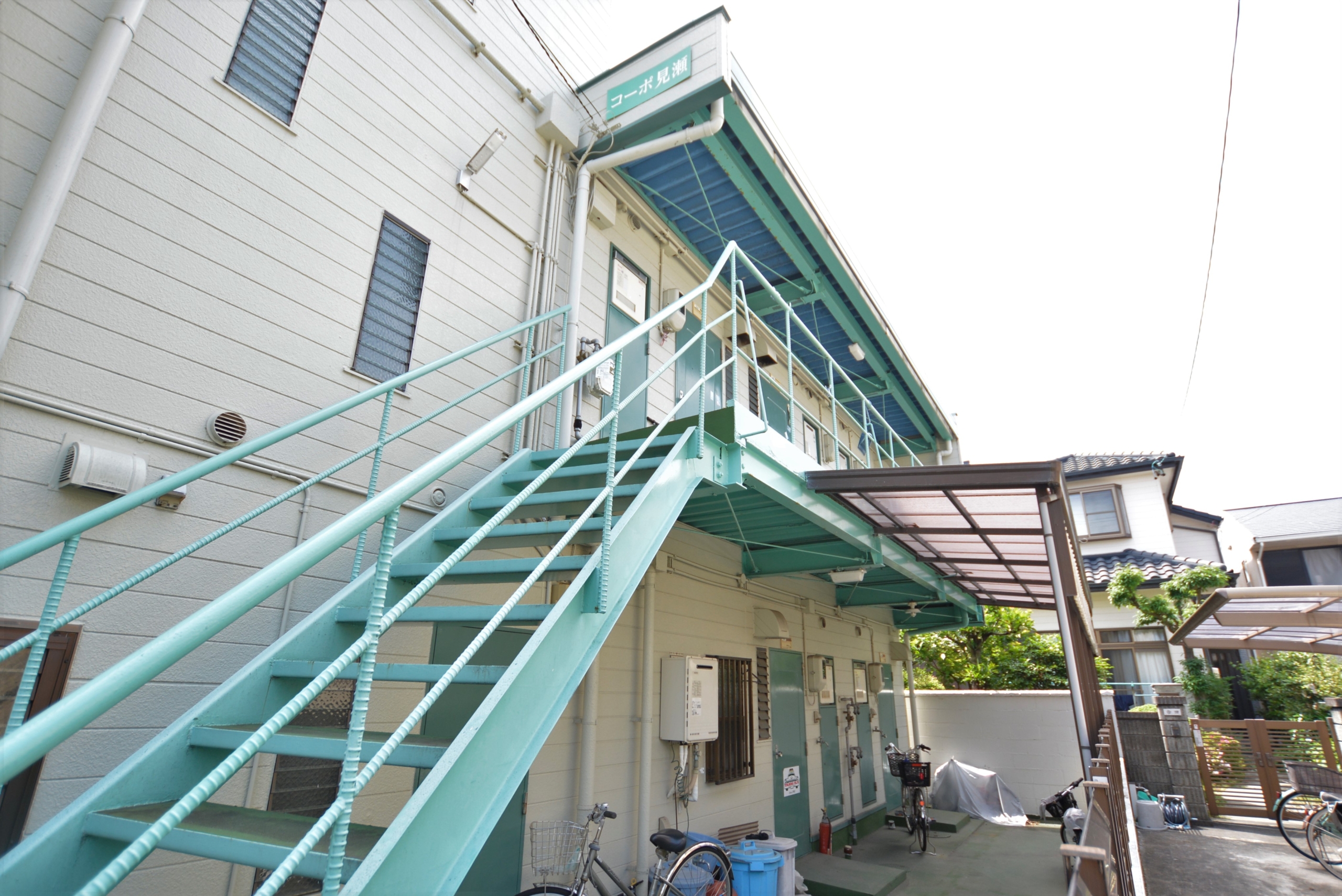 閑静な住宅街、お買い物にも困らない立地、トイレお風呂別の角部屋♪エアコンも付いてます、是非一度ご見学ください♪