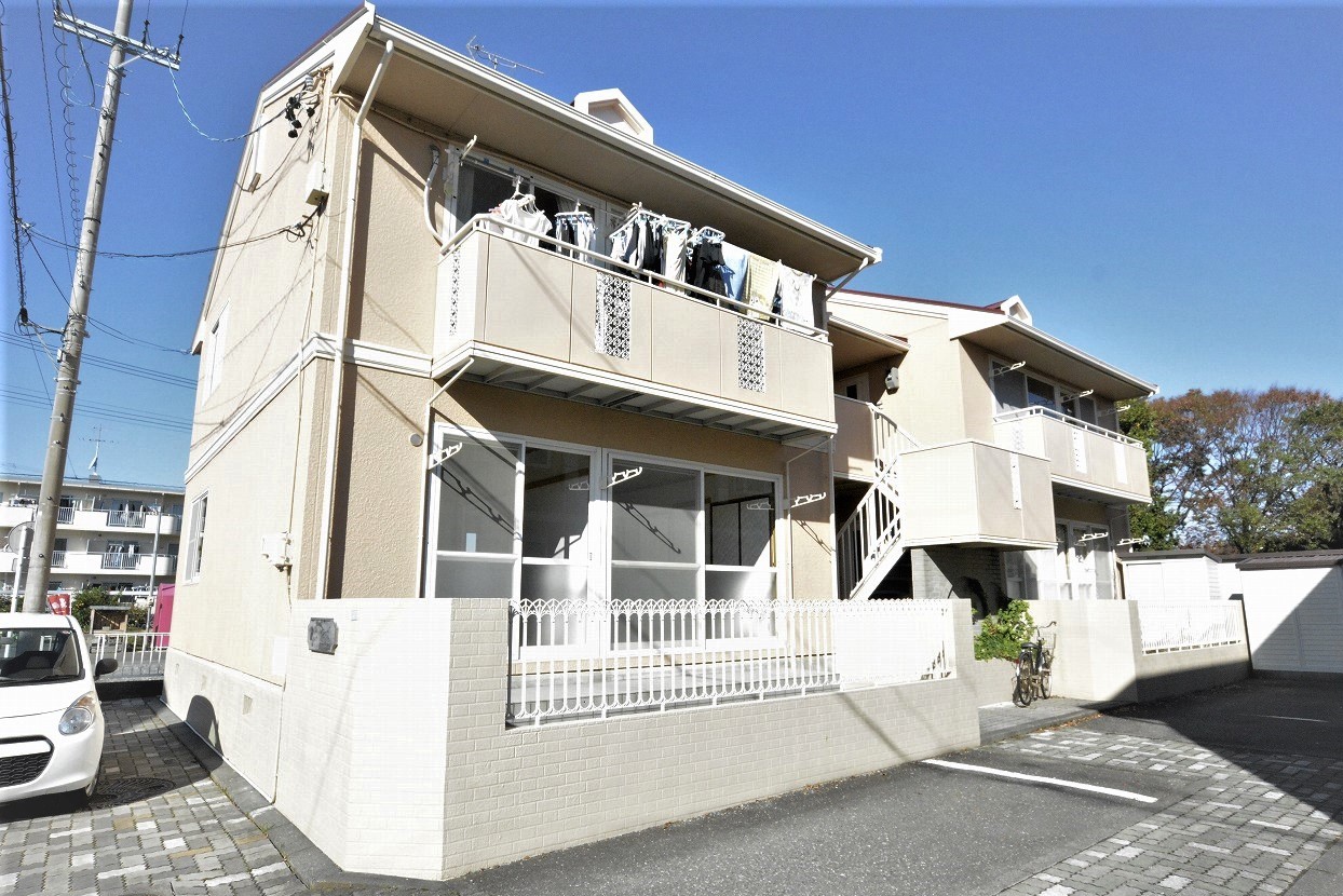 閑静な住宅街で、敷地横には広々とした公園があり、お庭のように使えますので、休日にお子様と遊ぶことができ大満足ですね!