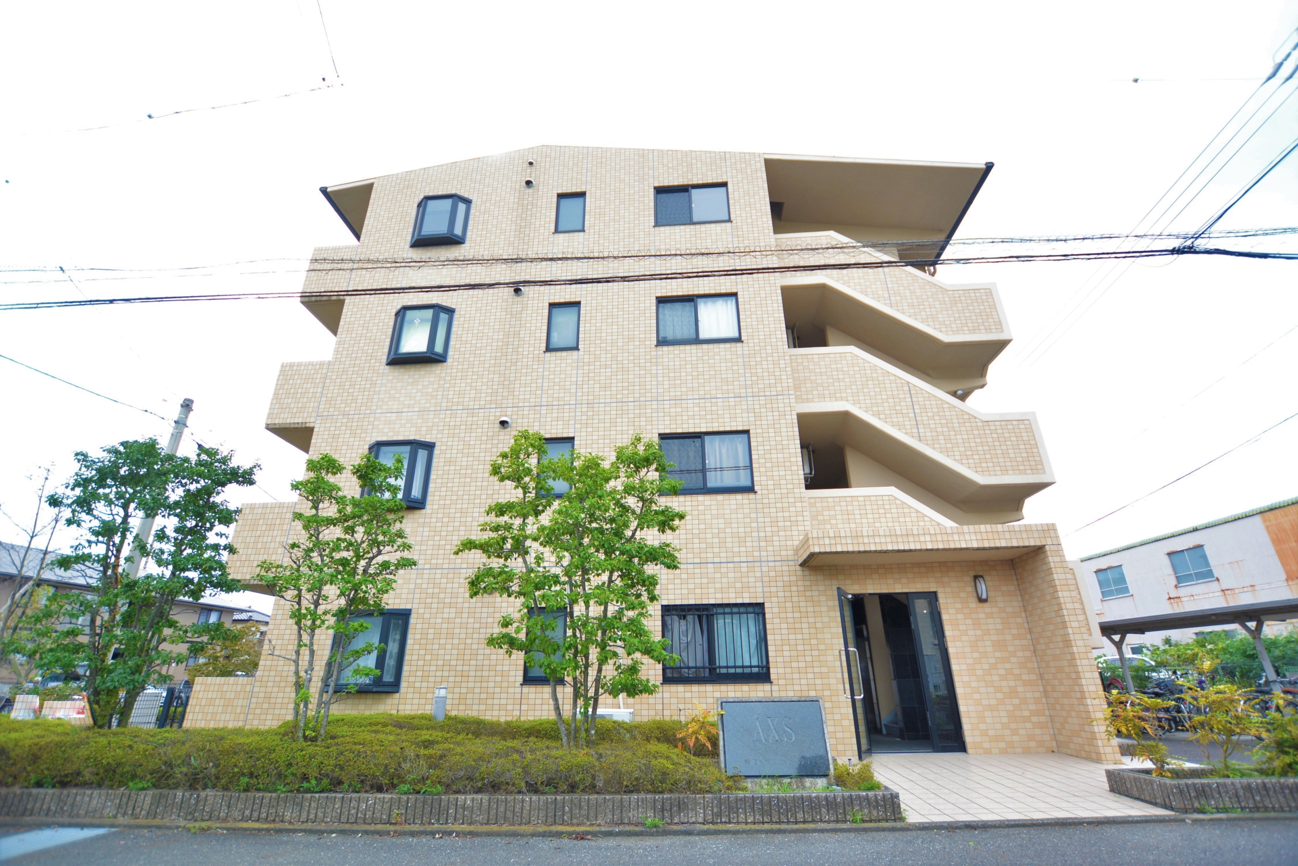 ファミリータイプの3LDKマンション、エレベーター付き最上階、陽当り良好、遮音性に優れたRC造、ネット使用料0円、BSも見れます♪平面駐車場2台契約も可能、スーパー、コンビニ、スマートICも近く便利♪