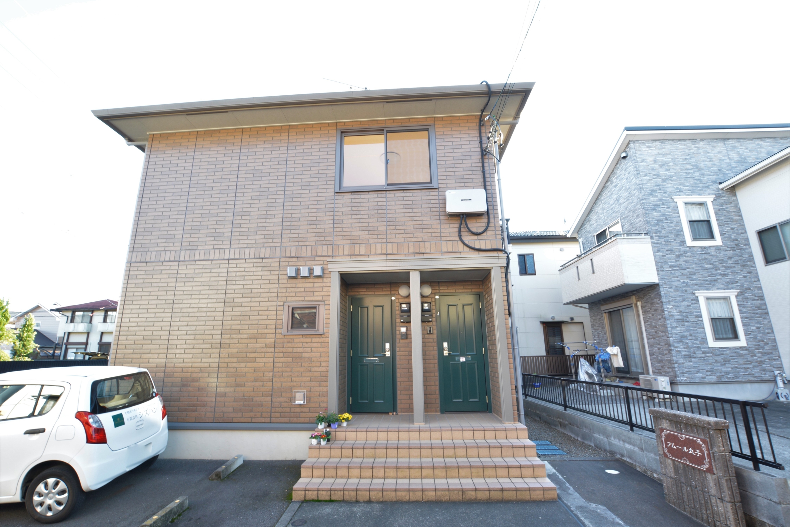 学校、買い物に困らない好立地な物件です。玄関は1階なので、雨の日も困りません♪収納スペースもたくさんありますので安心♪新婚さんにも、ファミリーにもおすすめ物件です♪