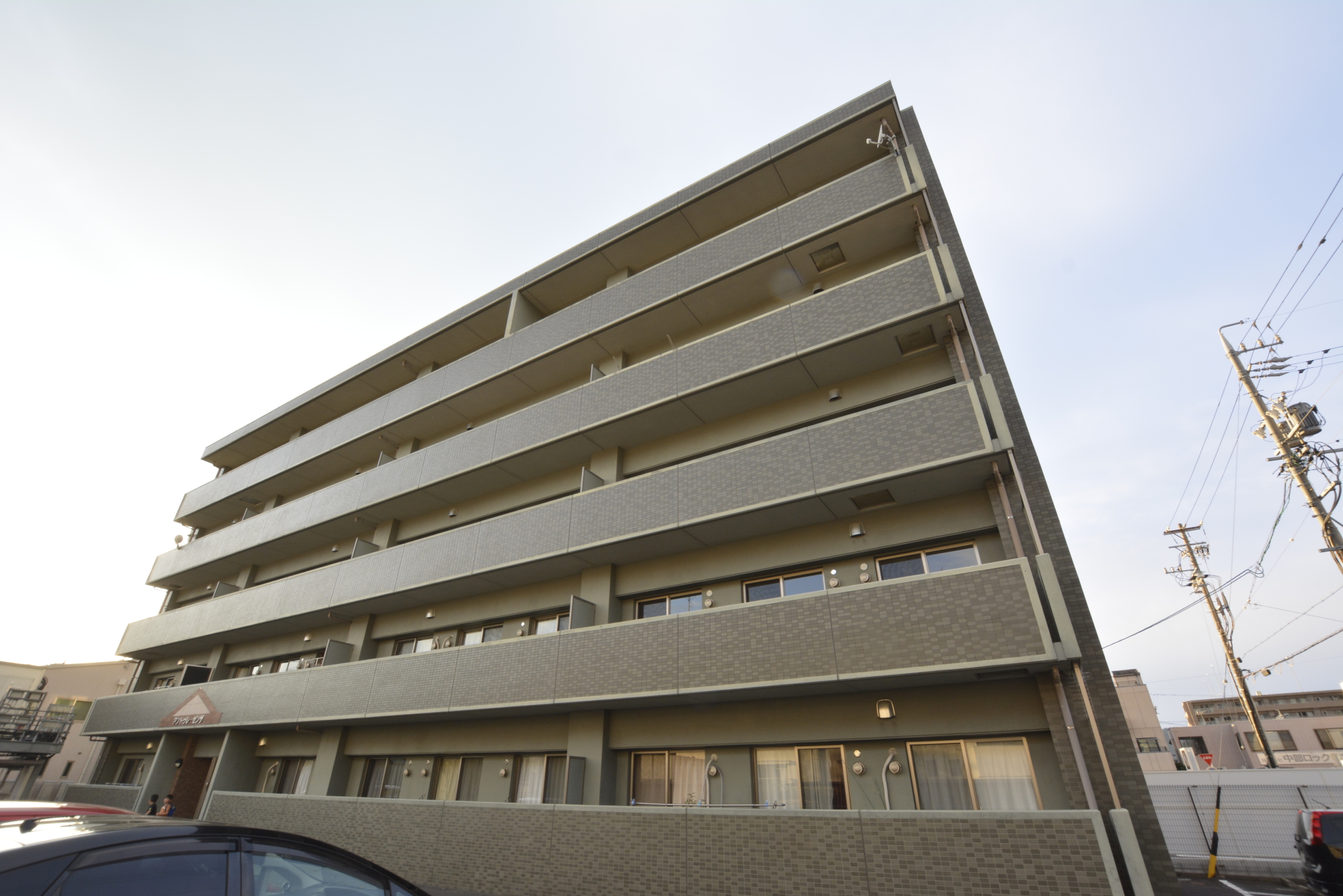 オートロック付きマンション、セキュリティーも安心です!唐瀬街道も近く、静清バイパス、静岡駅までのアクセス良好の立地♪バルコニーも広く南面でお洗濯もたくさん干せますよ♪