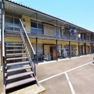買物便利、周辺施設充実しています。静岡駅まで1400ｍ、2DKで家賃4万円台の物件です。
