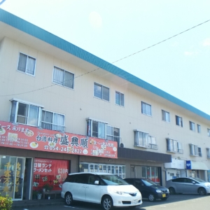 飲食店・スーパー・ドラッグストア・コンビニが近隣にあり、利便性のとても良いお部屋です♪ このお家賃で駐車場付！お部屋もとてもキレイなのでオススメです☆