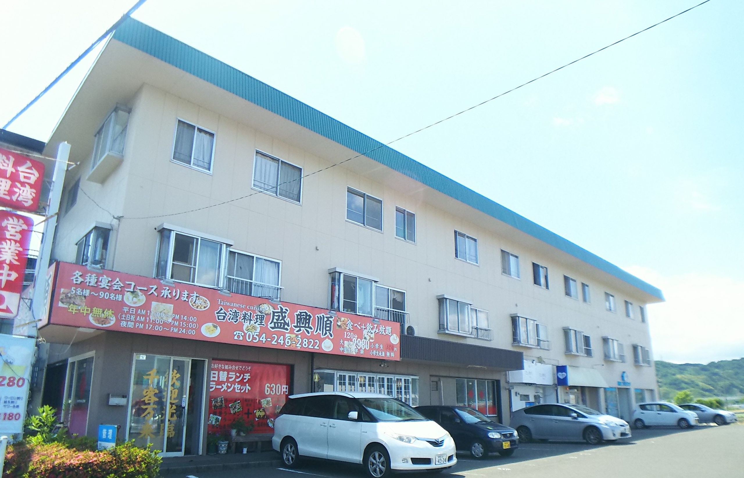 飲食店・スーパー・ドラッグストア・コンビニが近隣にあり、利便性のとても良いお部屋です♪ このお家賃で駐車場付!お部屋もとてもキレイなのでオススメです☆