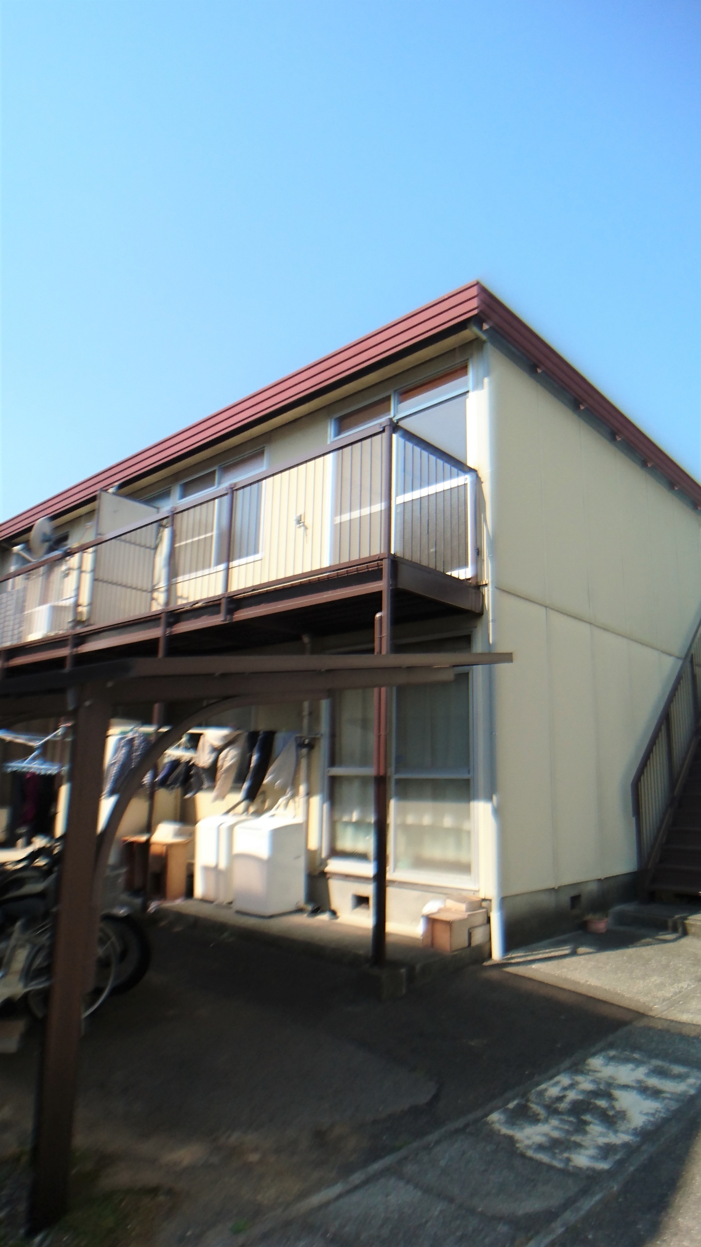 バス停まで徒歩1分。近隣にはスーパー・ドラッグストア・コンビニ等あり利便性良し。