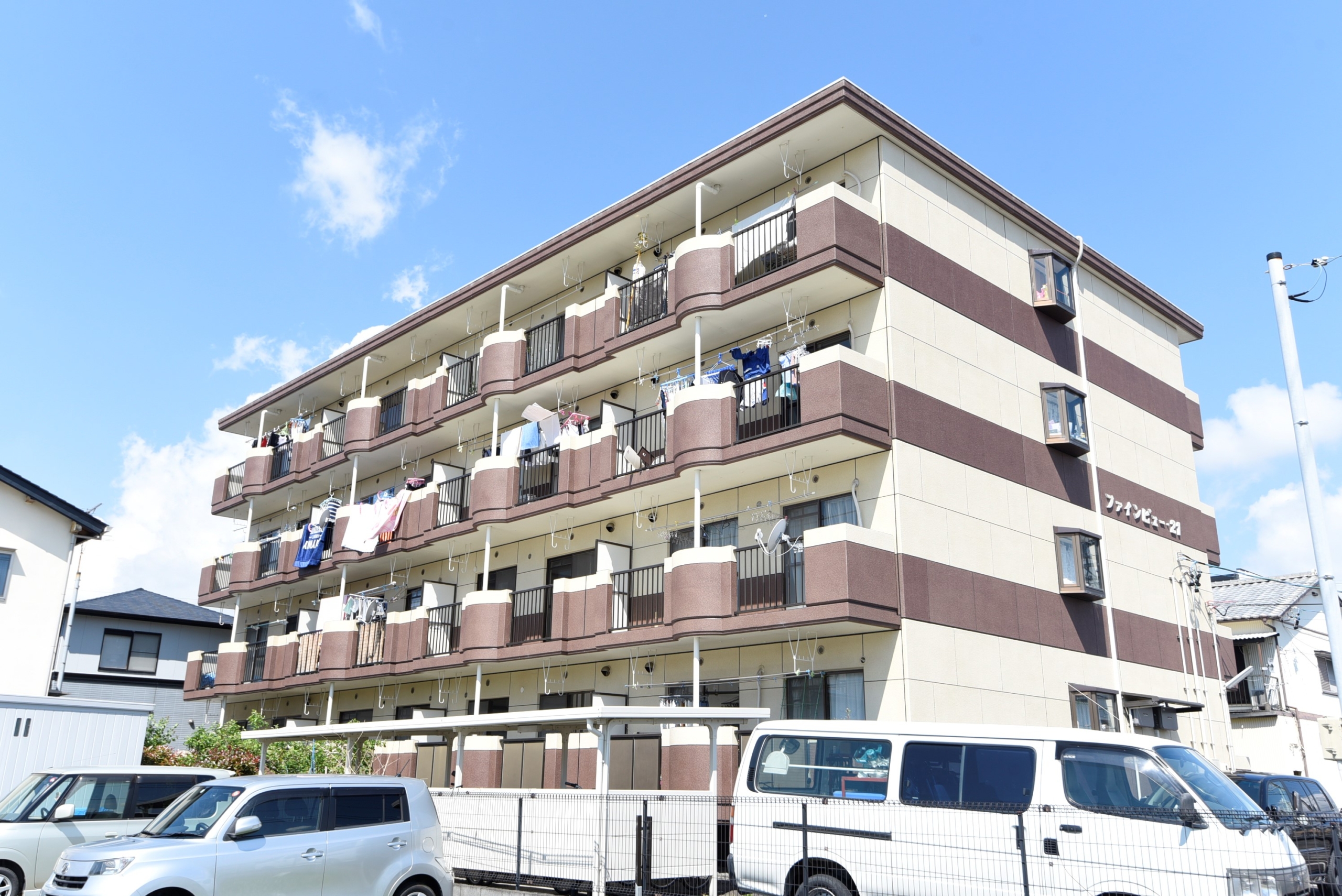 小学校まで徒歩6分、RC造りの防音性に優れたお部屋です♪ 陽当たり、通風、眺望も良好!お天気の良い日には、バルコニーから綺麗な富士山が望めますヨ、角部屋です♪